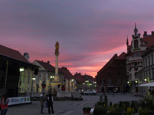 P1040128 Evening shot in the Square. The Monument is to The Plague of 1674