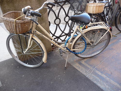 Basket and a rack maximize utility.