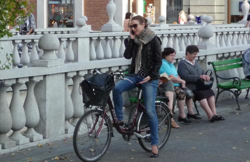The sunglasses and scarf work.  So does a non-moving chat on the mobile from the bridge near the main square.  There is no better place to see or be seen.  